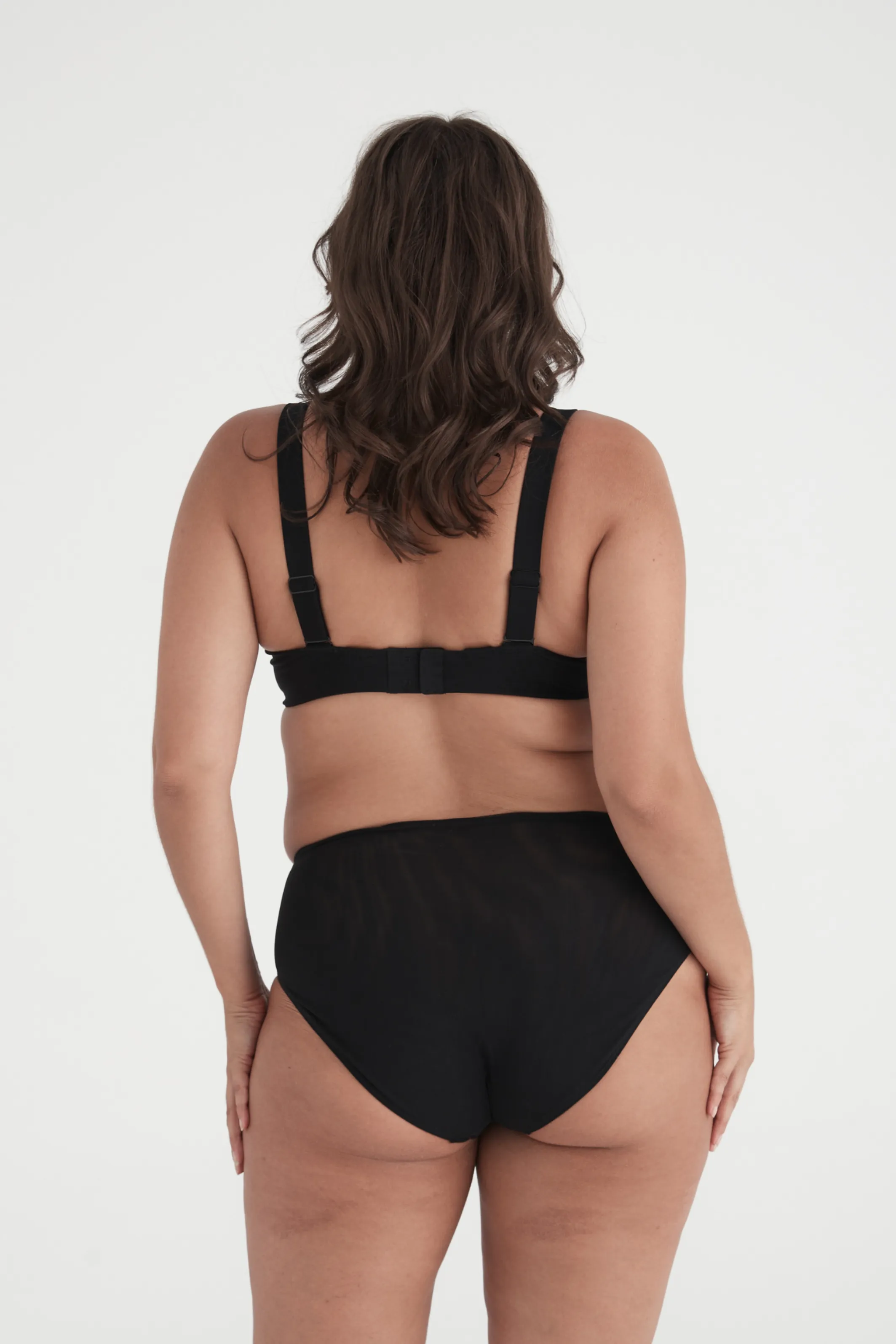 BUSTY BASICS PLUNGE BRA - BLACK