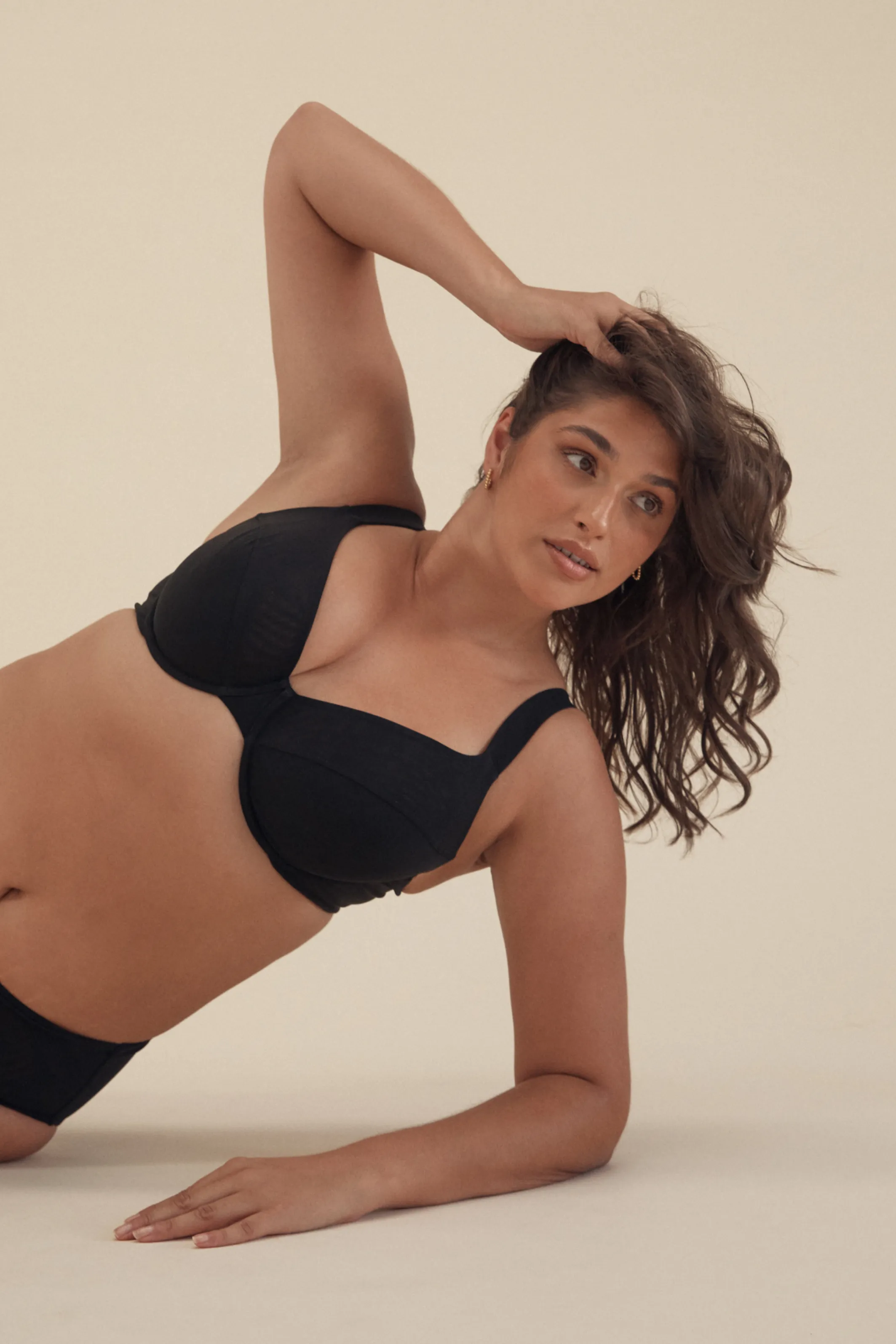 BUSTY BASICS PLUNGE BRA - BLACK