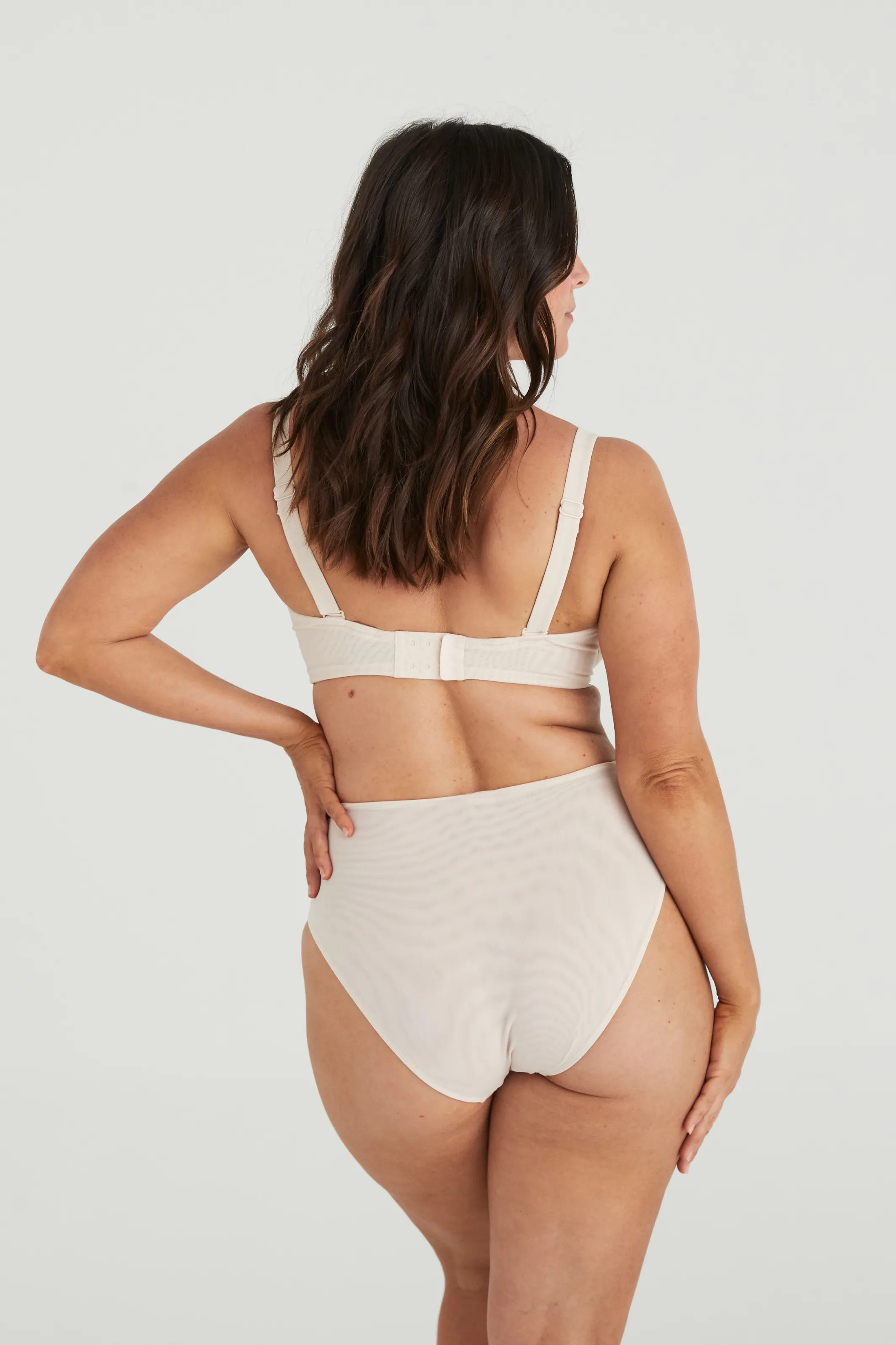 BUSTY BASICS PLUNGE BRA - MYLK