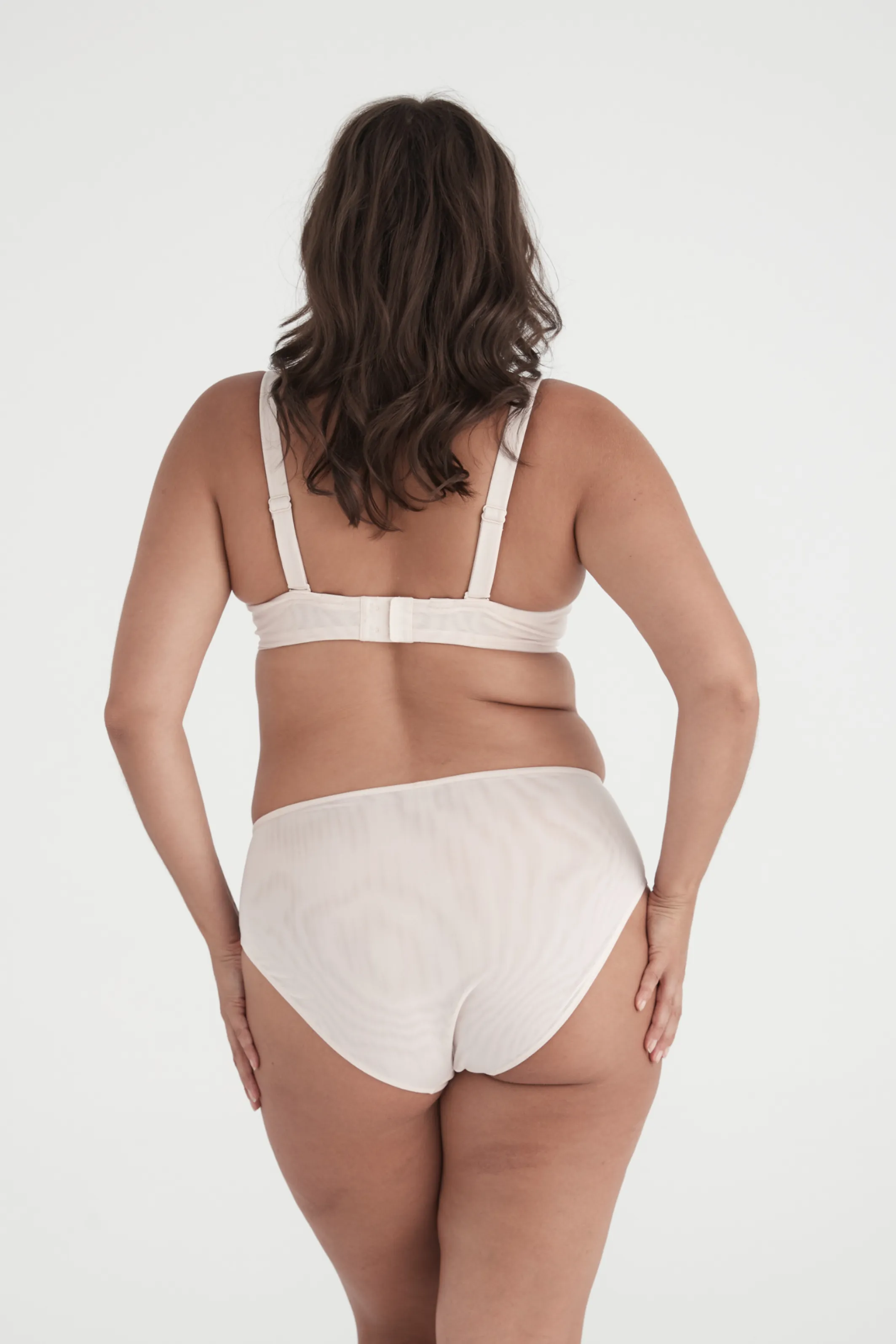 BUSTY BASICS PLUNGE BRA - MYLK