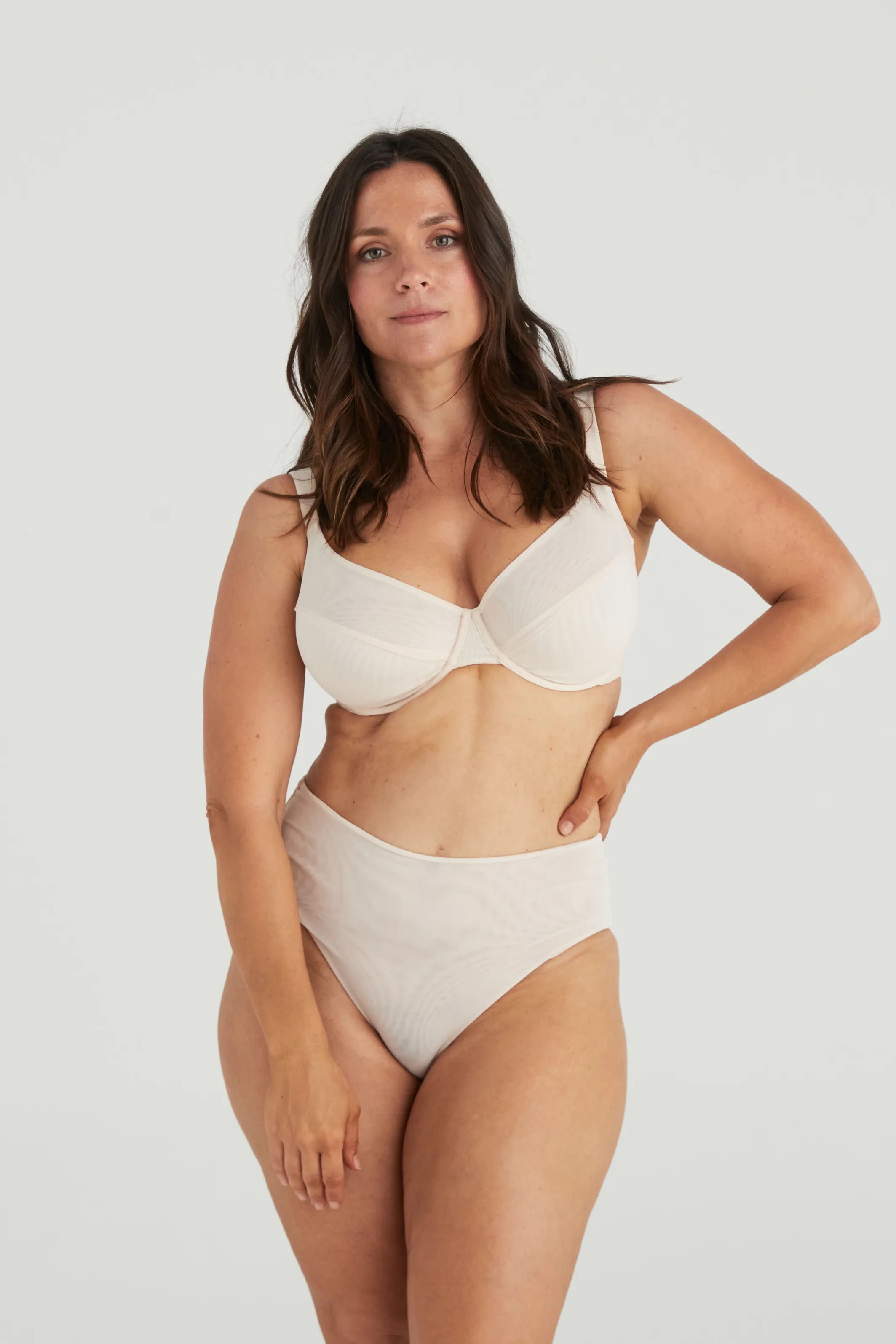 BUSTY BASICS PLUNGE BRA - MYLK