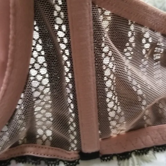 VS Luxe Lingerie Lace Lightly Lined Plunge Bra